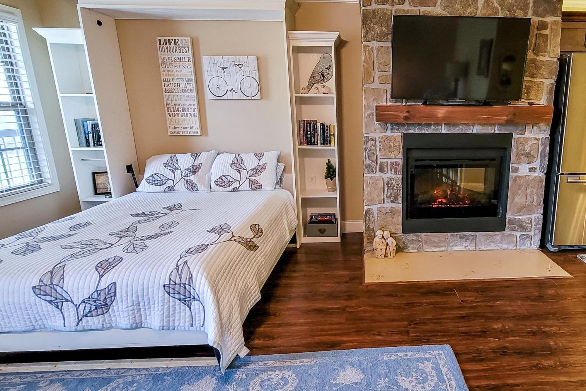 Little River Loft & Riverfront Gem Таунсенд Номер фото